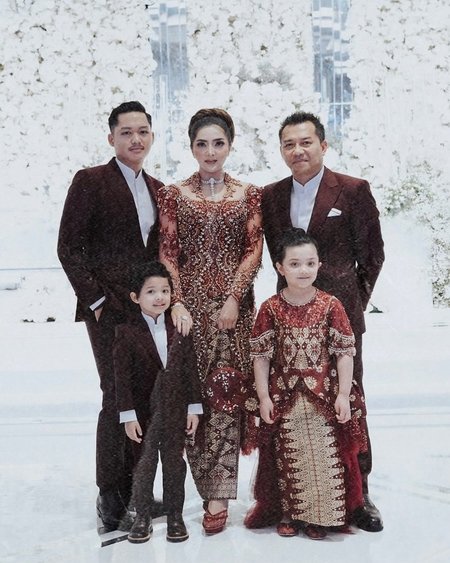 7 Potret Keluarga Anang-Ashanty Tampil Kompak dalam Berbagai Tema, Pede Pakai Outfit Serba Hitam Hingga Seragam SD - Family Goals Banget!