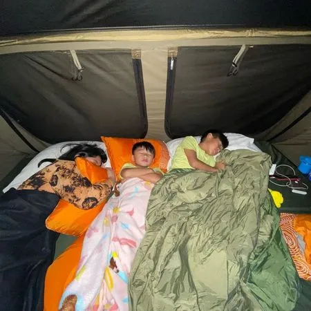 7 Potret Keluarga Sby Camping Di Tengah Hutan Seru Banget Tidur Bareng Di Dalam Tenda Kapanlagi Com