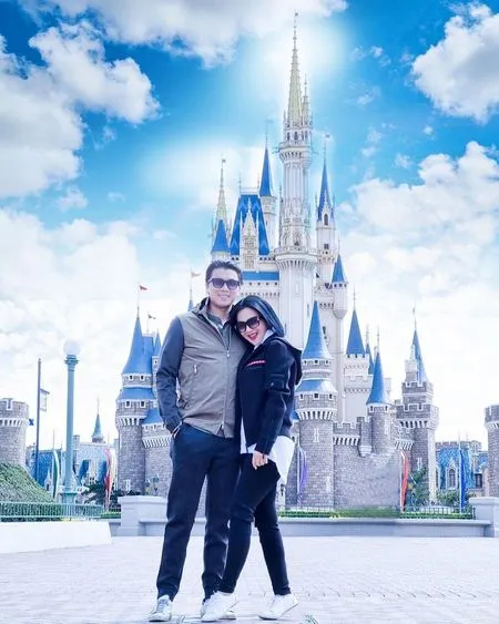 7 Potret Kemesraan Syahrini dan Reino Barack di Disneyland, Bahagia Terus - Lengket Kayak Perangko