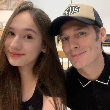 7 Potret Kenangan Laura Moane Pemeran Lesty Dalam Sinetron Dari Jendela Smp Bersama Mendiang Ayah Berjanji Akan Membuat Bangga Kapanlagi Com