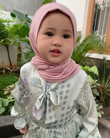7 Potret Khalisa Putri Bungsu Kartika Putri dan Habib Usman Berhijab, Cantik dan Lucu Bikin Gemes Mirip Boneka
