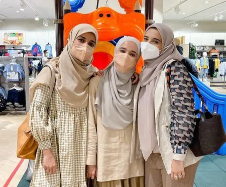 7 Potret Kompak Laudya Cynthia Bella Bareng Shireen Sungkar dan Zaskia Sungkar, Best Friend Forever!