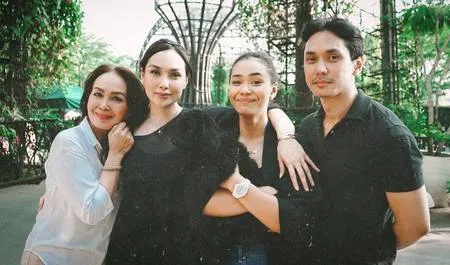 7 Potret Kompak Sara Wijayanto Adinia Wirasti Kakak Beradik Yang Sama Sama Cantik Kapanlagi Com