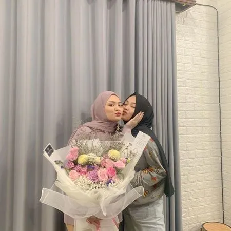 7 Potret Kompaknya Selebriti Bareng Anak Sambungnya, Berasa Kakak Adik!
