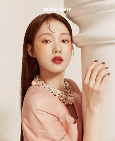 7 Potret Lee Sung Kyung Pancarkan Wajah Glowing Natural di Marie Claire, Cantik Bak Goddess!