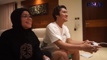 7 Potret Lesti & Rizky Billar Main Video Game Bareng, Gemasnya Billar Sampai Cubit Pipi Sang Istri