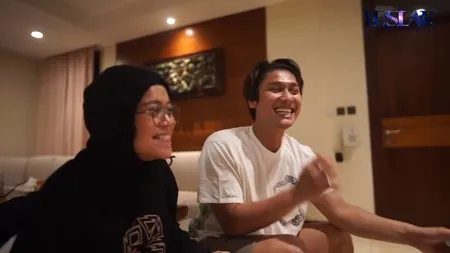 7 Potret Lesti & Rizky Billar Main Video Game Bareng, Gemasnya Billar Sampai Cubit Pipi Sang Istri