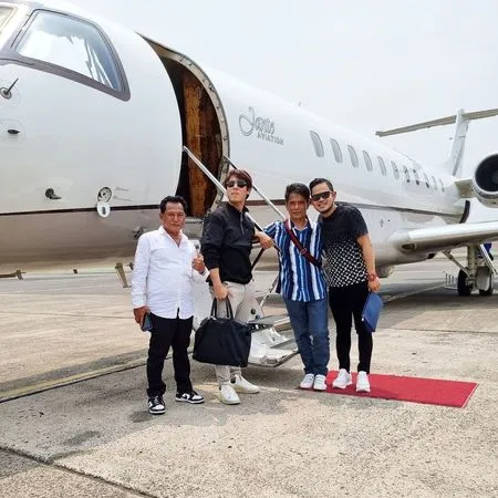 7 Potret Lesti dan Rizky Billar Naik Jet Pribadi ke Malang - Jawa Timur, Pamer Kemesraan dengan Cium Kening - Bikin Netizen Baper