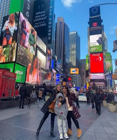 7 Potret Liburan Ayu Ting Ting ke Amerika Bersama Bilqis dan Syifa, Nonton Konser BTS - Sempat Kunjungi Time Square New York