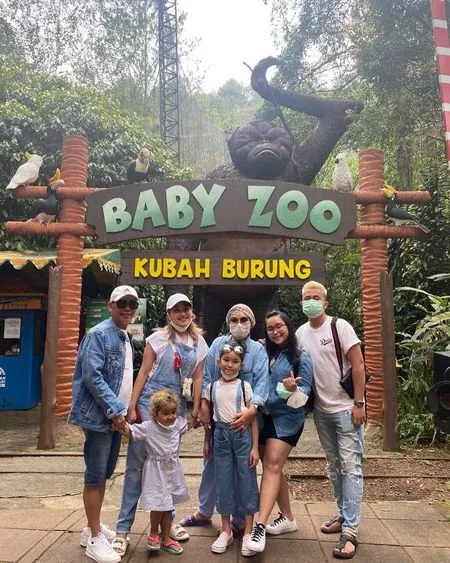 7 Potret Liburan Ayu Ting Ting ke Taman Safari Bersama Keluarga, Kece dan Kompak Pakai Denim - Bilqis Asyik Naik Unta