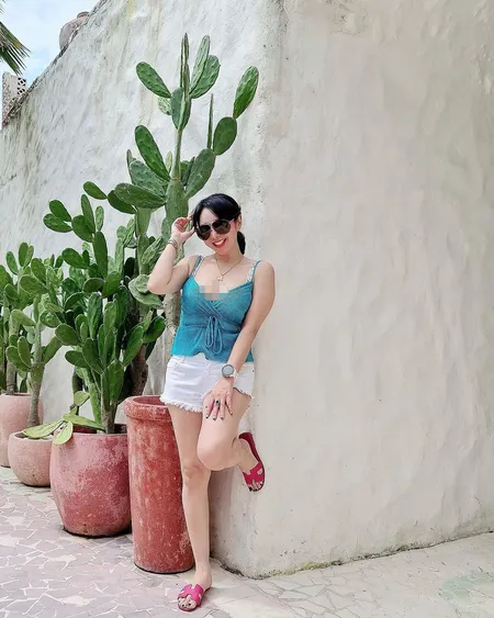 7 Potret Liburan Eksotis Femmy Permatasari di Bali, Mesra Bareng Suami - Pakai Dress Seksi