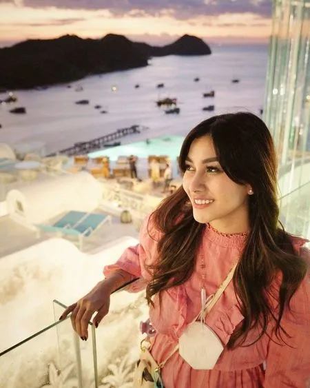 7 Potret Liburan Nisya Ahmad ke Labuan Bajo, Tampil Bak 'The Kadarshian' di Kapal - Tetap Cantik Meski Habis Naiki Ratusan Anak Tangga