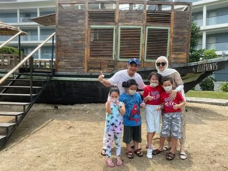 7 Potret Liburan Pasha Ungu Bareng Istri dan Empat Anaknya, Main Pasir Pantai - Renang di Resort Tepi Laut