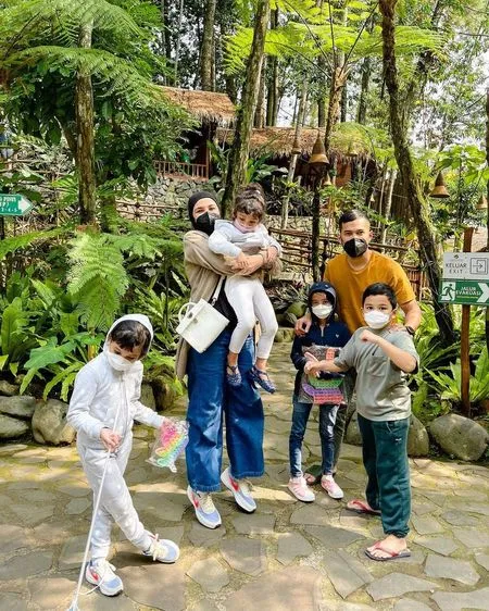 7 Potret Liburan Shireen Sungkar ke Lembang Bersama Keluarga, Menyatu dengan Alam - Anak-Anak Bebas Bermain dengan Kuda dan Domba