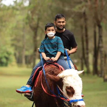 7 Potret Liburan Shireen Sungkar ke Lembang Bersama Keluarga, Menyatu dengan Alam - Anak-Anak Bebas Bermain dengan Kuda dan Domba