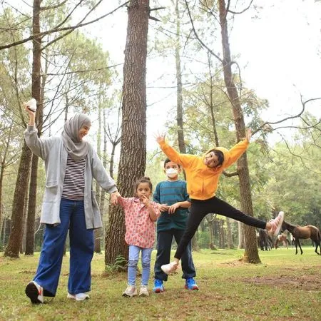 7 Potret Liburan Shireen Sungkar ke Lembang Bersama Keluarga, Menyatu dengan Alam - Anak-Anak Bebas Bermain dengan Kuda dan Domba
