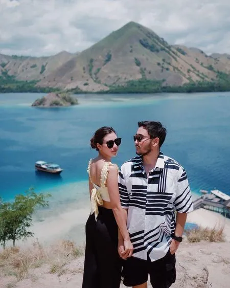 7 Potret Liburan Syahnaz Sadiqah ke Labuan Bajo, Pamer Body Goals Ibu Dua Anak - Mesra Sama Suami Naik Bukit Siang-Siang