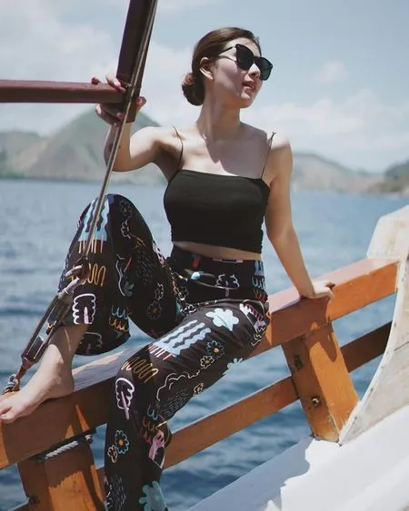 7 Potret Liburan Syahnaz Sadiqah ke Labuan Bajo, Pamer Body Goals Ibu Dua Anak - Mesra Sama Suami Naik Bukit Siang-Siang