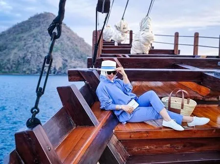 7 Potret Liburan Syahrini ke Labuan Bajo Bareng Reino Barack, Sempat Gendong-Gendong Mesra di Bukit - Foto Sama Komodo