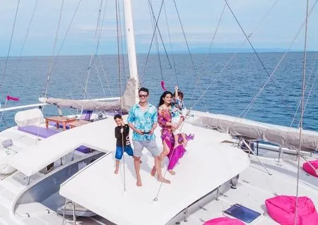 7 Potret Liburan Titi Kamal Bareng Para Seleb di Bali, Ketemu Ashanty dan Marcella Zalianty - Berlayar Naik Kapal Pink