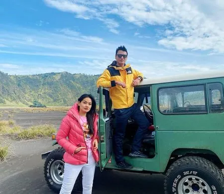 7 Potret Liburan Titi Kamal ke Gunung Bromo, Sarapan di Savana - Kedinginan Sampai Peluk Christian Sugiono
