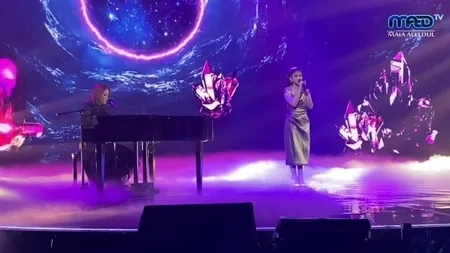 7 Potret Maia Estianty Jatuh di Panggung Indonesian Idol Usai Tampil Bareng Rimar, Terpeleset Sampai Lidah Tergigit - Rambutnya Copot