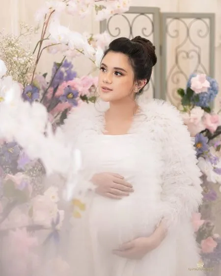 7 Potret Maternity Shoot Audi Marissa, Disebut Ibu Hamil Imut-Imut - Penuh Pesona dalam Balutan Gaun Mewah Bernuansa Putih
