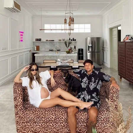 7 Potret Maternity Shoot Terbaru Jennifer Bachdim, Pamer Bare Baby Bump di Pinggir Pantai