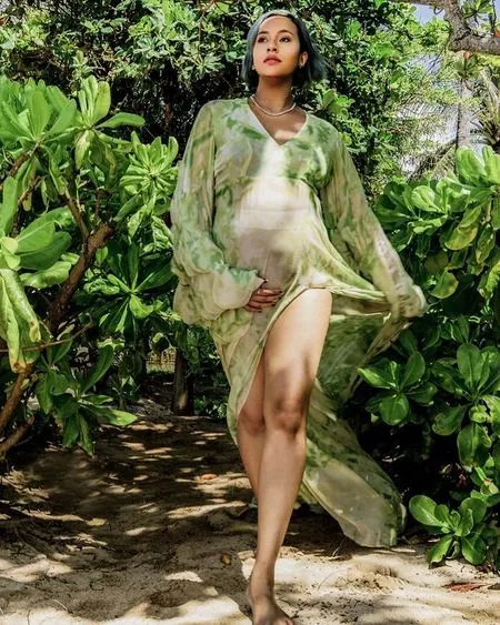 Seperti inilah penampilan Kimmy Jayanti di maternity shoot terbarunya bersama Ricky Handjaya.