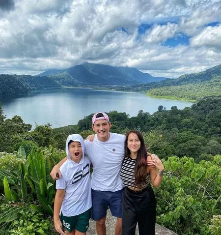7 Potret Mike Lewis Bareng Anak dan Tunangan Cantiknya, Kenzou Sudah Akrab dengan Calon Ibu Sambung