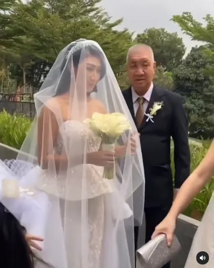 7 Potret Mikhayla Putri Nia Ramadhani Saat Hadiri Pernikahan Tere Sang Mantan Asisten, Cantik Bak Putri Bangsawan - Jadi Flower Girl