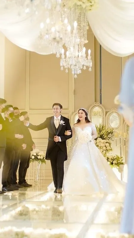7 Potret Momen Memorable di Pernikahan Felicya Angelista dan Caesar Hito, Pemberkatan - Potong Kue