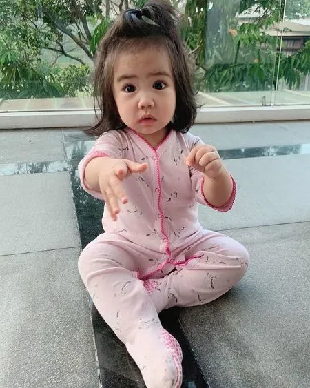 7 Potret Muka Bantal Putri Momo Geisha, Pakai Baju Tidur Warna Pink Nggemesin Banget