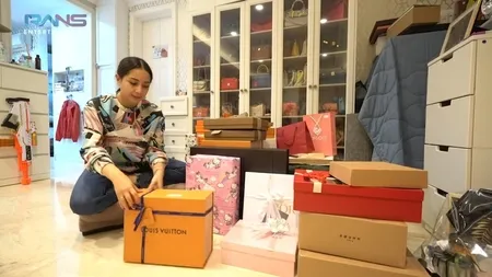 7 Potret Nagita Slavina Buka Banyak Banget Kado Ulang Tahun, Habiskan Waktu Nyaris 3 Jam - Hadiah dari Mama Rieta Curi Perhatian