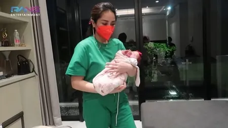 7 Potret Nagita Slavina Gendong Aruni Anak Caca Tengker, Telaten Banget Sudah Cocok Punya Bayi Lagi - Didoakan Lekas Hamil Oleh Netizen