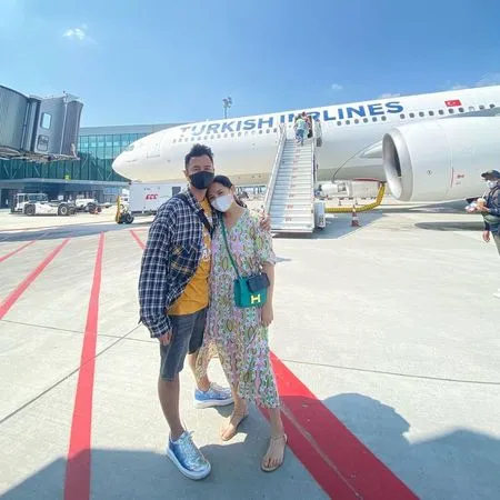 7 Potret Nagita Slavina Jalan-Jalan ke Turki, Sempat Pamer Baby Bump di Menara - Cantik Saat Pakai Hijab di Hagia Sophia