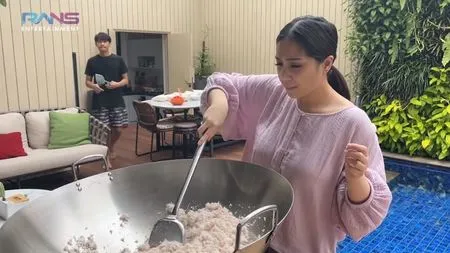 7 Potret Nagita Slavina Masak Rendang Wagyu Untuk Buka Puasa, Manjakan Karyawan dengan Daging Mahal Jutaan Rupiah