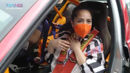 7 Potret Nagita Slavina Naik Mobil Drift, Keliling Tiga Kali - Tutup Mata Terus dan Lemas Nyaris Pingsan