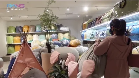 7 Potret Nagita Slavina Pergi Ke Mall Pertama Kali Setelah