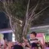 7 Potret Naka Joget Dengarkan Lagu dari Timur Sambil Digendong di Pundak Arie Kriting, Asyik Banget Gayanya