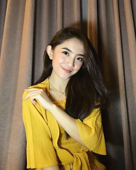7 Potret Natalie Zenn Pemeran Ibu Guru Alya Dalam Dari Jendela Smp Setiap Fotonya Selalu Tuai Pujian Kapanlagi Com