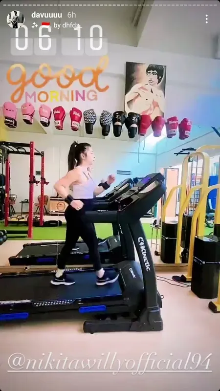 7 Potret Nikita Willy Tetap Aktif Berolahraga Meski Tengah Berbadan Dua, Jajal Kolam Renang Sedalam 3 Meter - Angkat Beban di Gym