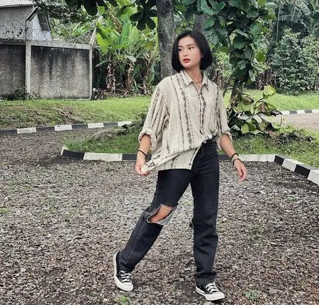 7 Potret OOTD Liyan Zef Bintang Sinetron 'DARI JENDELA SMP', Suka Tampil Kasual - Gayanya Kece Banget