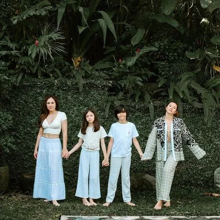 7 Potret OOTD Mama Gaul Wulan Guritno yang Stylish Bak Masih Gadis, Pakai Crop Top - Biker Shorts