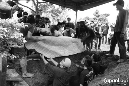 7 Potret Pemakaman Yuri Anurawan Personil OM PMR, Diiringi Tangis Meledak - Putranya Sampai Jatuh Pingsan