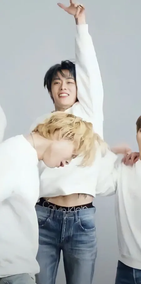 7 Potret Penampakan Langka Tato dan Tindik Pusar Yuta NCT, Gambar Kupu-Kupu Bikin Fans Teringat Drakor 'NEVERTHELESS'