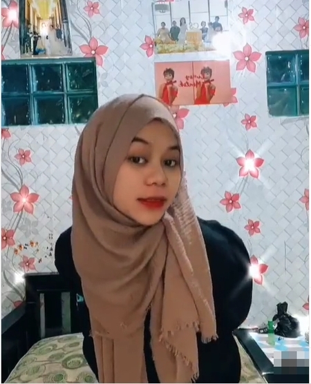 7 Potret Penampilan Baru Cimoy Montok Setelah Lepas Hijab, Disayangkan Netizen - Tak Peduli Saat Disindir Telan Ludah Sendiri