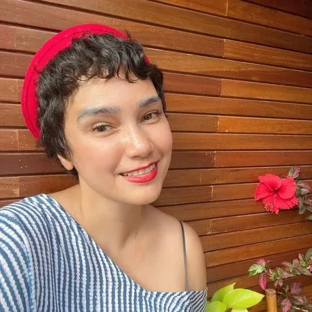 7 Potret Penampilan Baru Feby Febiola yang Makin Cantik, Kini Rambutnya Sudah Tumbuh Lebat dan Keriting - Jalani Hidup Penuh Syukur