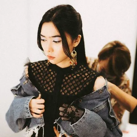 7 Potret Penampilan Isyana Sarasvati yang Kembali Naik Panggung Pasca Alami Cedera Tangan, Makin Cantik - Outfit Jaring-Jaring Jadi Sorotan