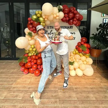 7 Potret Perayaan Anniversary Pernikahan Melaney Ricardo dan Suami, Digelar Kecil-Kecilan di Rumah - 11 Tahun Bersama Tak Selalu Indah